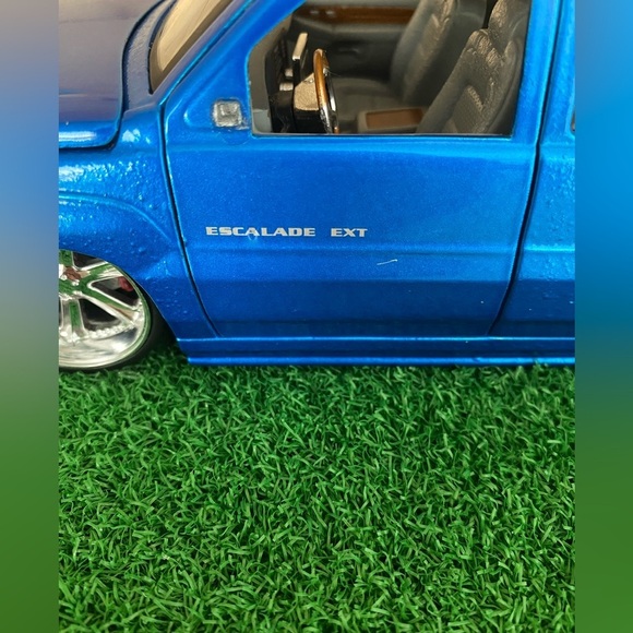Jada Dub City 1:24 Diecast 2002 Cadillac Escalade EXT Blue Custom Lowrider Truck - Picture 11 of 14